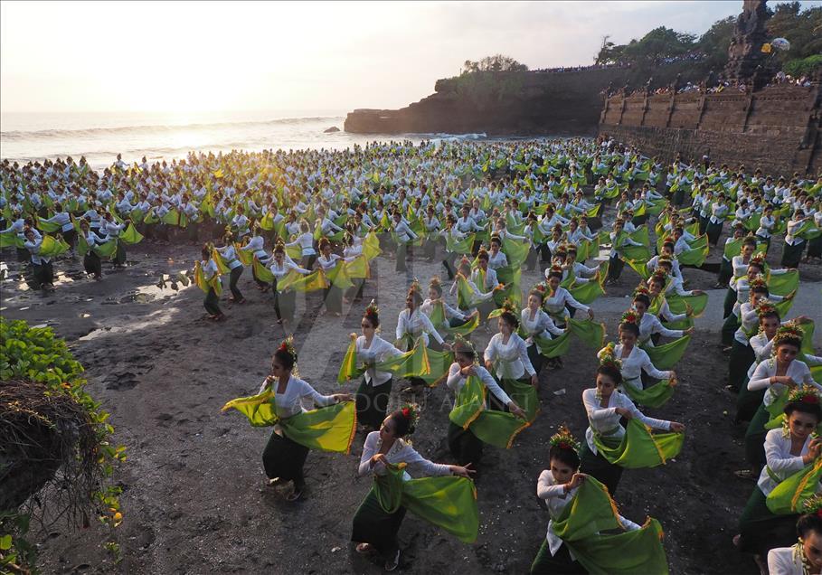 Danza masiva Rejang en Indonesia logra nuevo record MURI