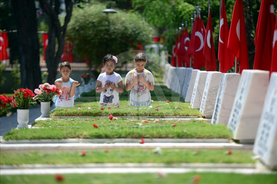 Şehitlikte hüzünlü bayram