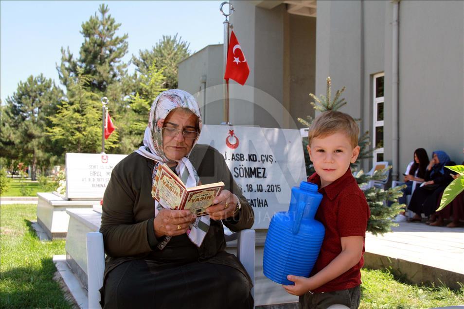 Şehitliklerde hüzünlü bayramlaşma