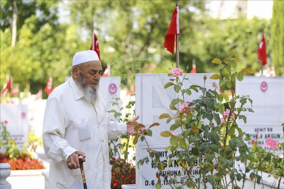 Şehitlikte bayram arifesi