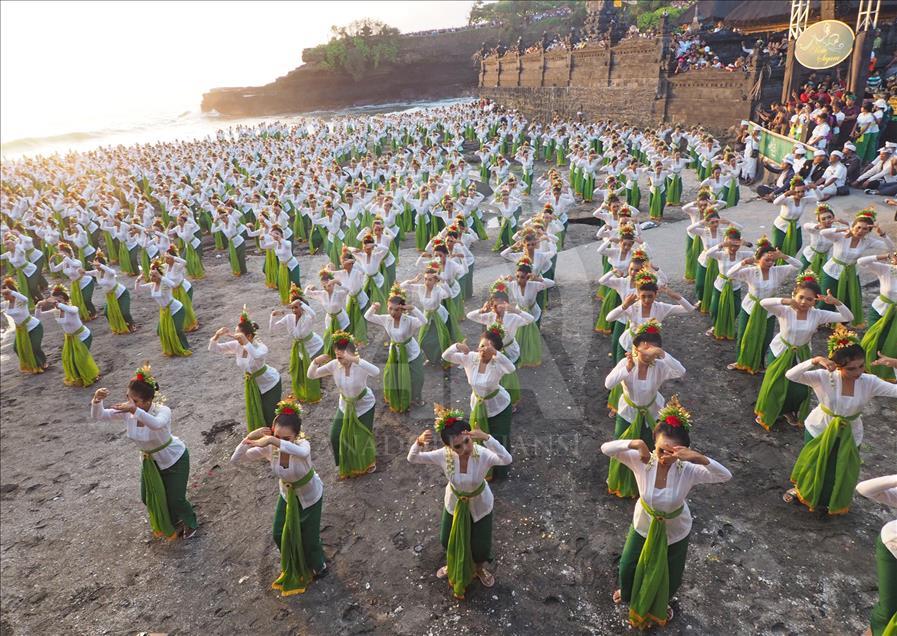 Danza masiva Rejang en Indonesia logra nuevo record MURI