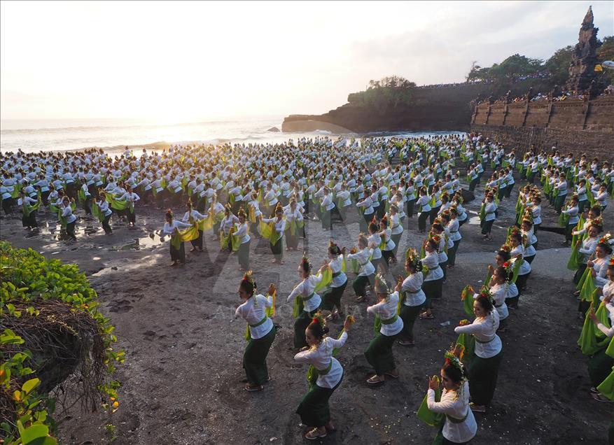 Danza masiva Rejang en Indonesia logra nuevo record MURI