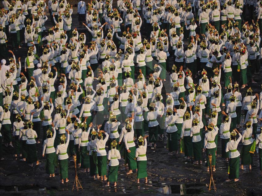 Danza masiva Rejang en Indonesia logra nuevo record MURI