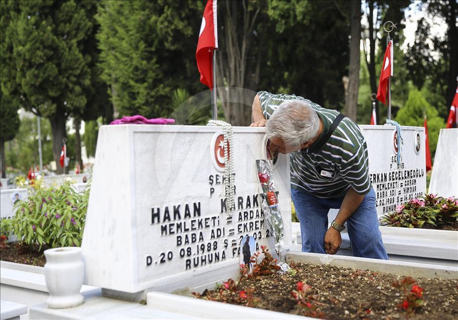 Şehitlikte bayram arifesi