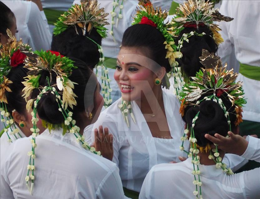 Danza masiva Rejang en Indonesia logra nuevo record MURI