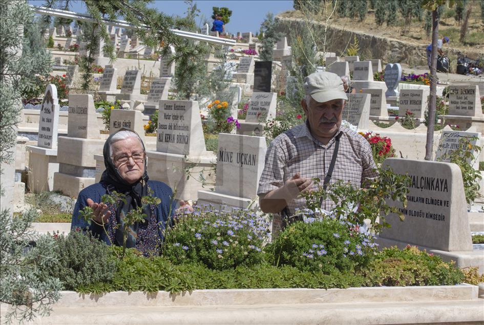 Başkentte bayram öncesi mezarlık ziyareti