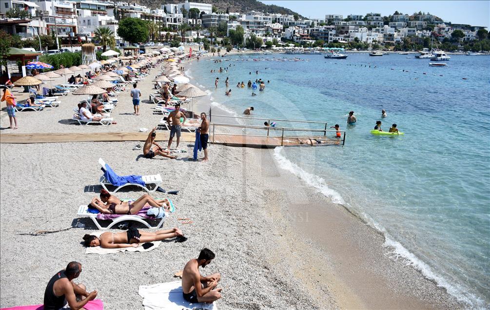Akdeniz sahillerinde bayram yoğunluğu