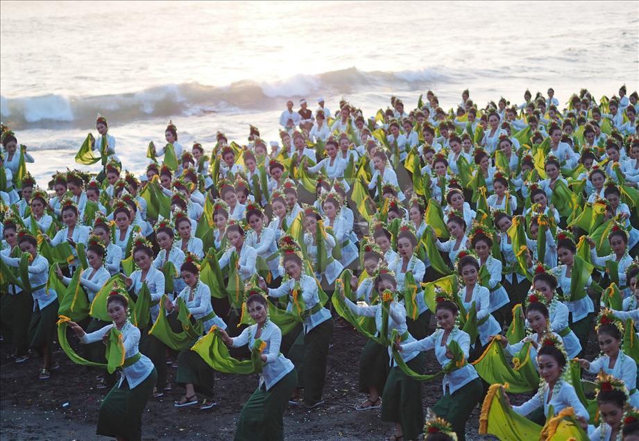 Danza masiva Rejang en Indonesia logra nuevo record MURI