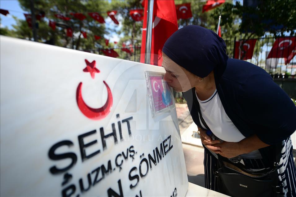 Şehitlikte hüzünlü bayram