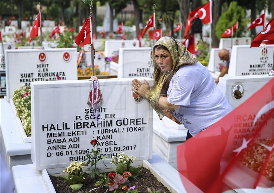 Şehitlikte bayram arifesi