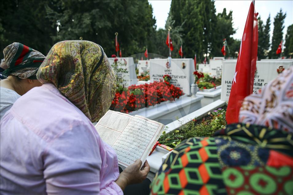 Şehitlikte bayram arifesi