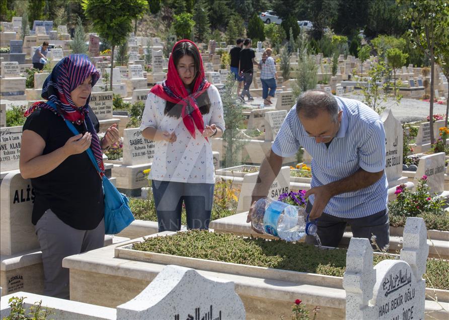 Başkentte bayram öncesi mezarlık ziyareti