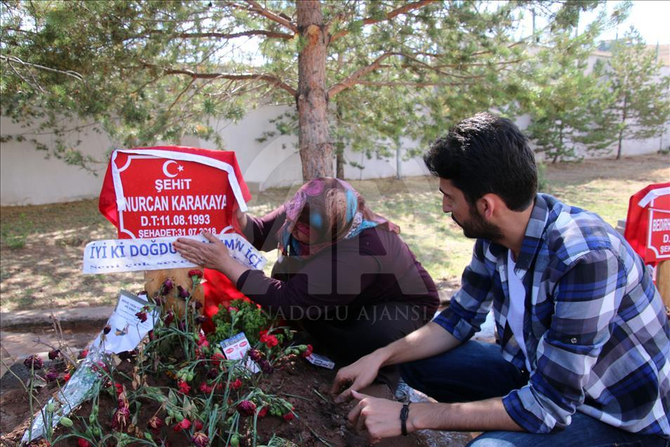 
Şehit Nurcan Karakaya ile bebeği Bedirhan'ın mezarına ziyaretçi akını