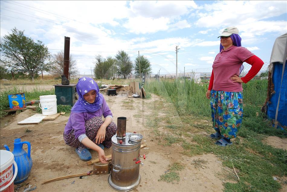 Mevsimlik tarım işçileri bayramı tarlada geçiriyor