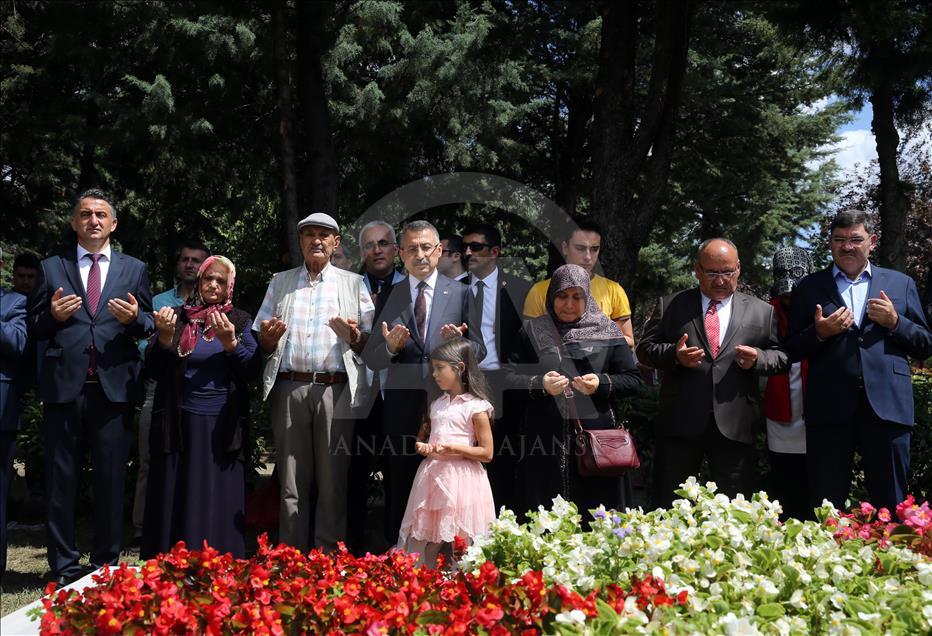 Cumhurbaşkanı Yardımcısı Oktay'dan şehitlik ziyareti