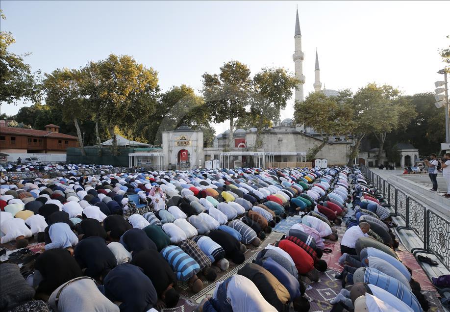 اقامه نماز عید قربان در استانبول ترکیه
