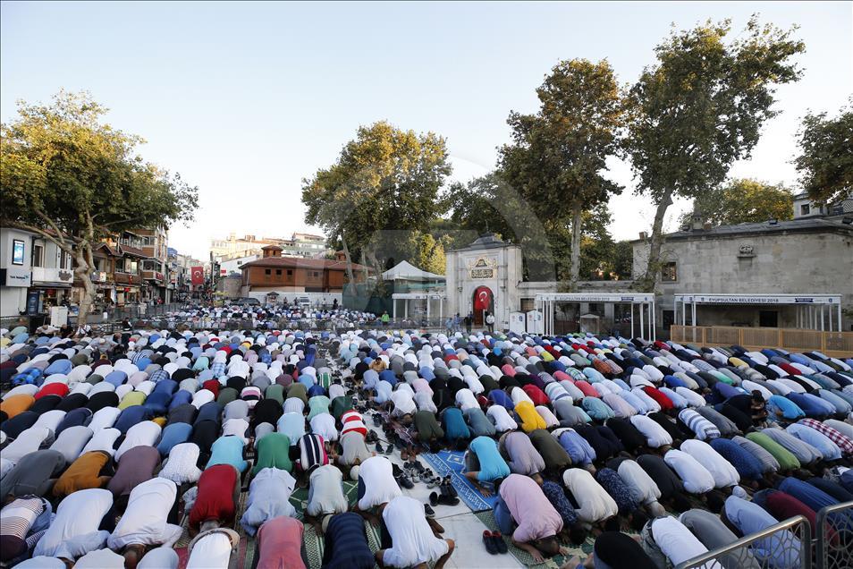 اقامه نماز عید قربان در استانبول ترکیه
