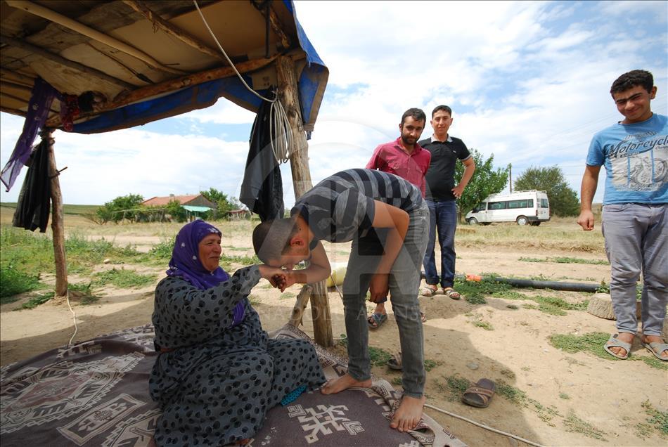Mevsimlik tarım işçileri bayramı tarlada geçiriyor