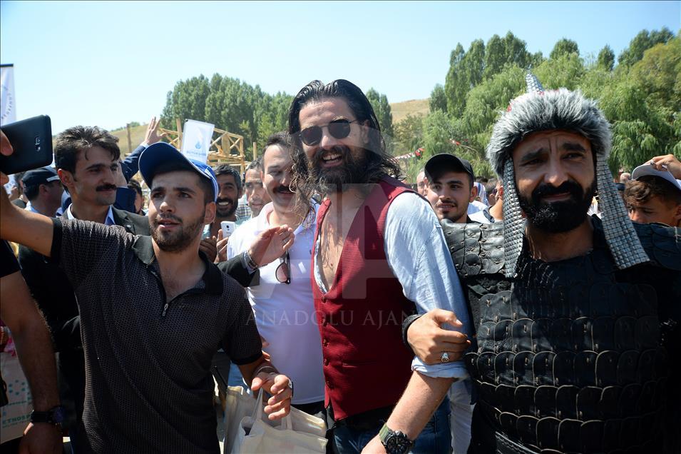 "Diriliş Ertuğrul" dizisi oyuncuları Malazgirt Zaferi kutlamalarında