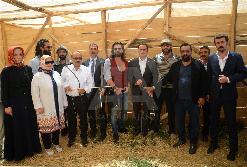 "Diriliş Ertuğrul" dizisi oyuncuları Malazgirt Zaferi kutlamalarında