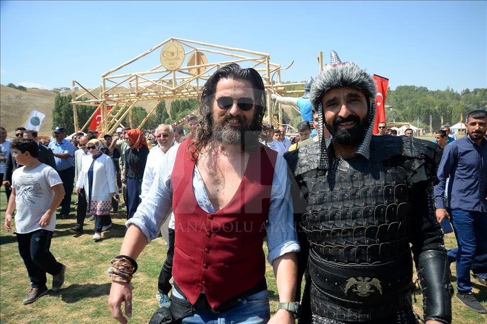 "Diriliş Ertuğrul" dizisi oyuncuları Malazgirt Zaferi kutlamalarında