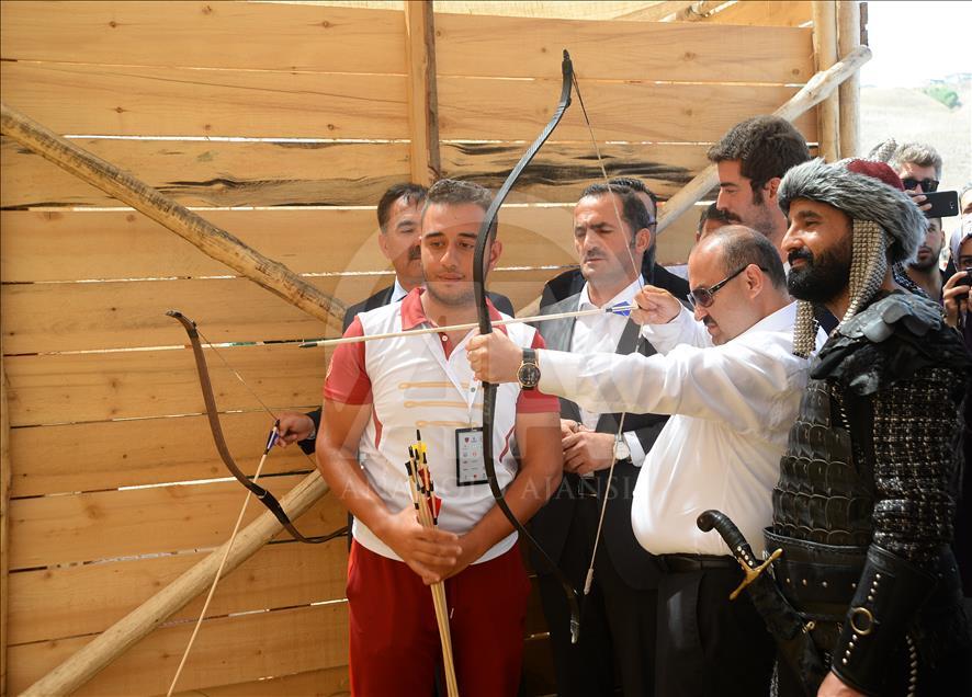 "Diriliş Ertuğrul" dizisi oyuncuları Malazgirt Zaferi kutlamalarında