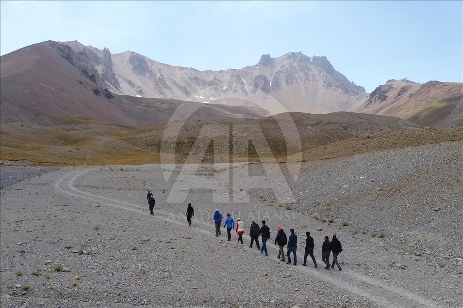 "Tarifeli tırmanış"la Erciyes Dağı'nda zirve yapıyorlar
