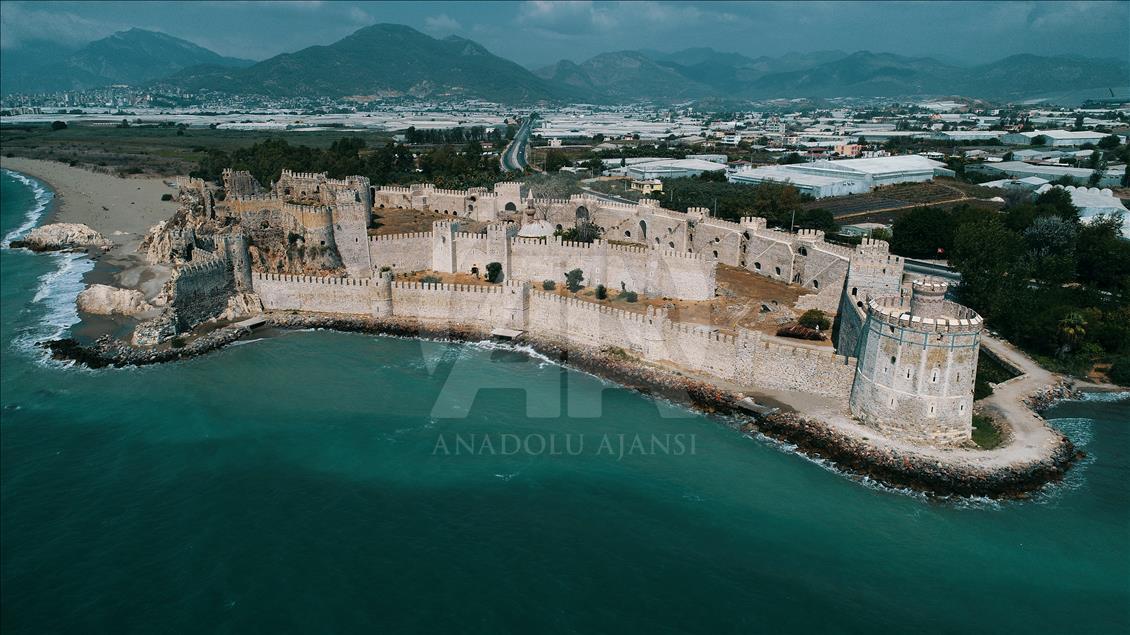 El castillo medieval Mamure en Mersin, Turquía, visto desde el cielo