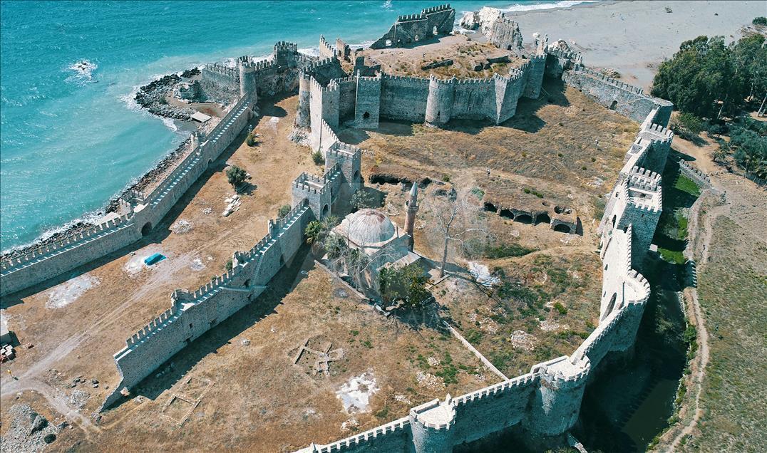 El castillo medieval Mamure en Mersin, Turquía, visto desde el cielo