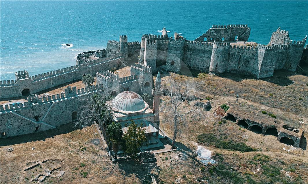 El castillo medieval Mamure en Mersin, Turquía, visto desde el cielo