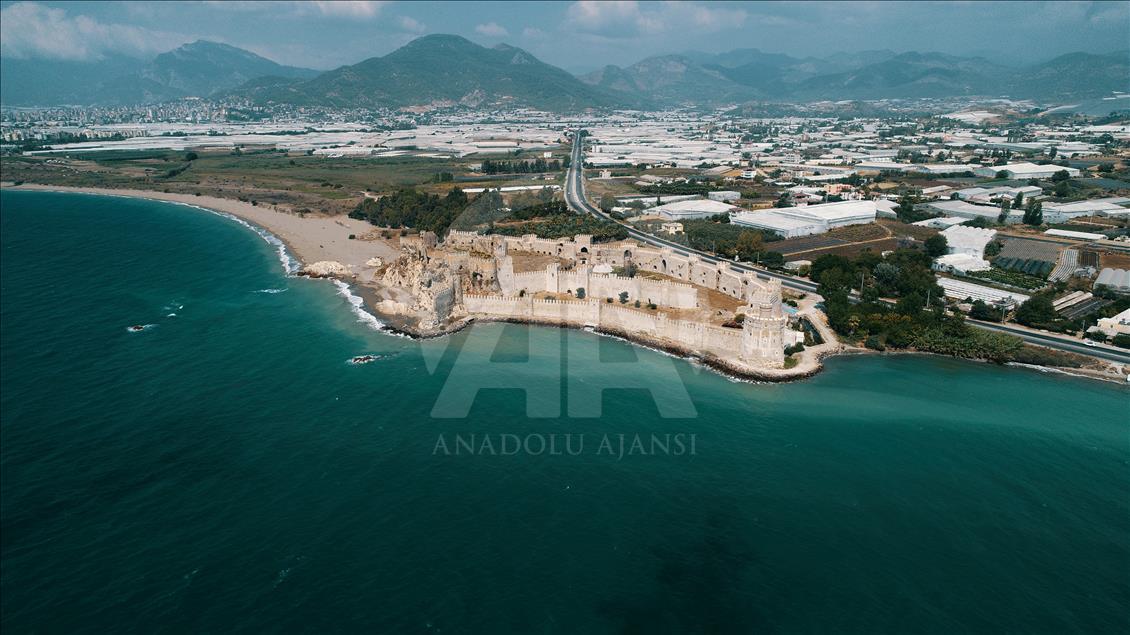 El castillo medieval Mamure en Mersin, Turquía, visto desde el cielo