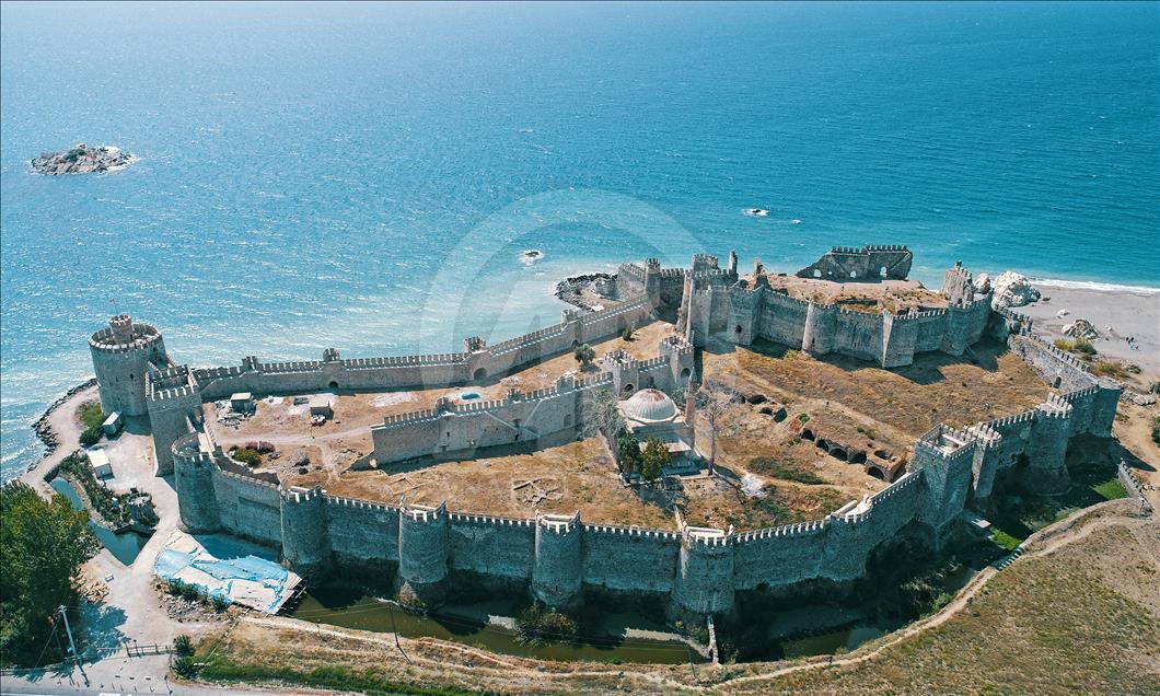 El castillo medieval Mamure en Mersin, Turquía, visto desde el cielo