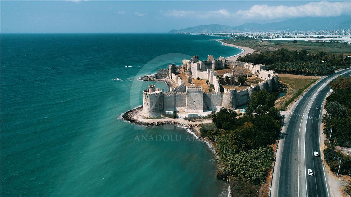 El castillo medieval Mamure en Mersin, Turquía, visto desde el cielo