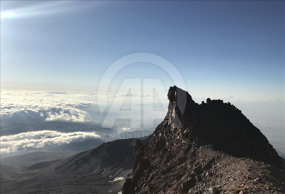 "Tarifeli tırmanış"la Erciyes Dağı'nda zirve yapıyorlar
