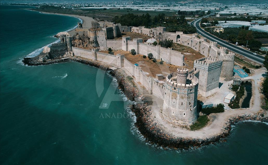 El castillo medieval Mamure en Mersin, Turquía, visto desde el cielo