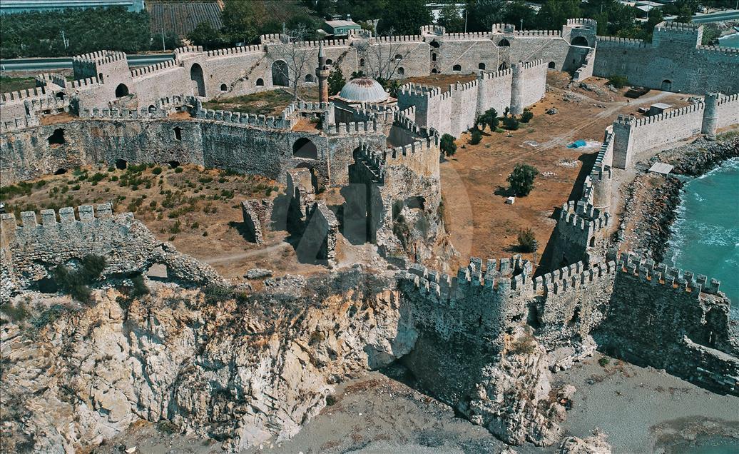 El castillo medieval Mamure en Mersin, Turquía, visto desde el cielo