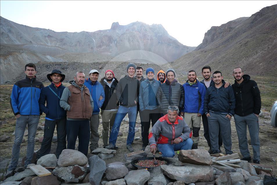 "Tarifeli tırmanış"la Erciyes Dağı'nda zirve yapıyorlar
