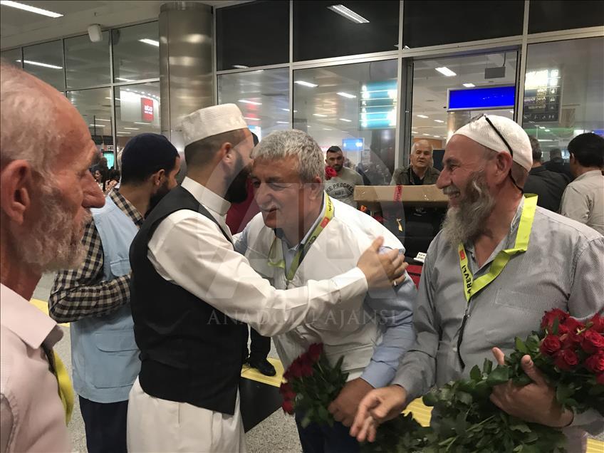 İzmir'de ilk hac kafilesi döndü