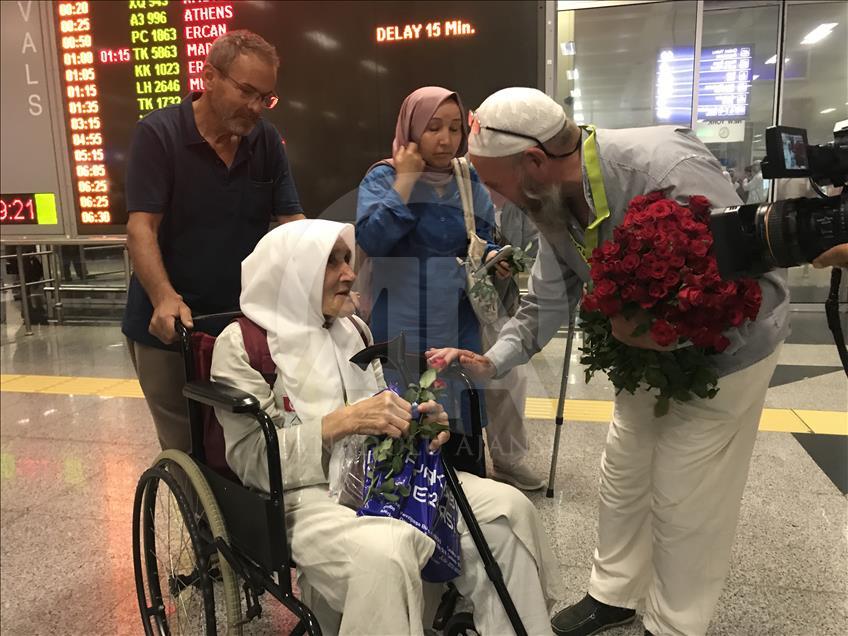 İzmir'de ilk hac kafilesi döndü