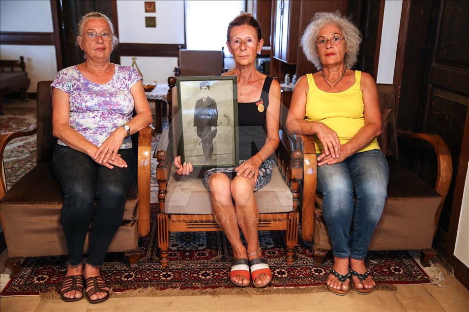 Babalarının ''Mirası''nı gururla göğüslerinde taşıyorlar
