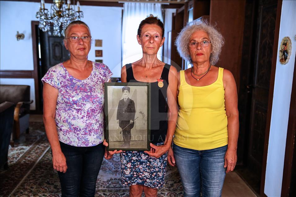 Babalarının ''Mirası''nı gururla göğüslerinde taşıyorlar
