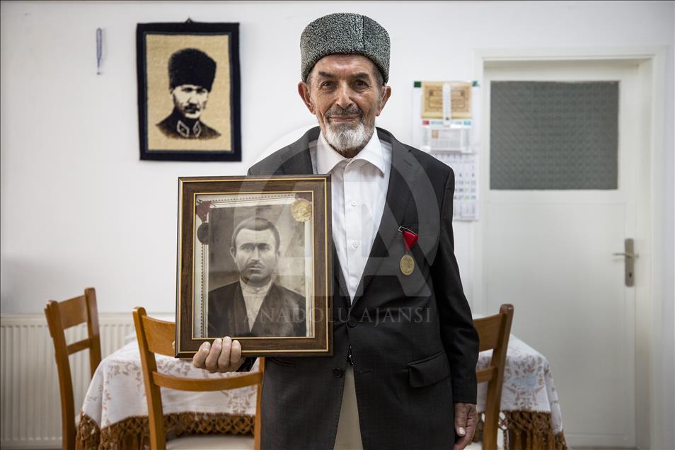 Babalarının ''Mirası''nı gururla göğüslerinde taşıyorlar
