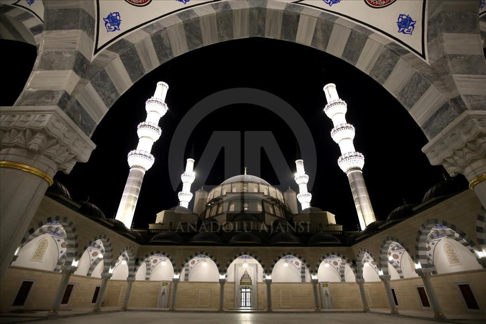 Bişkek Cumhuriyet Merkez İmam Serahsi Camisi ibadete açılıyor