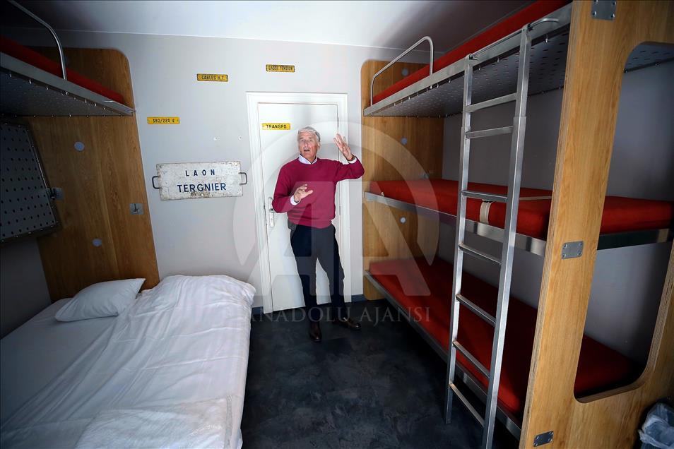 Nostaljik otelde gezginler tren vagonunda uyuyor