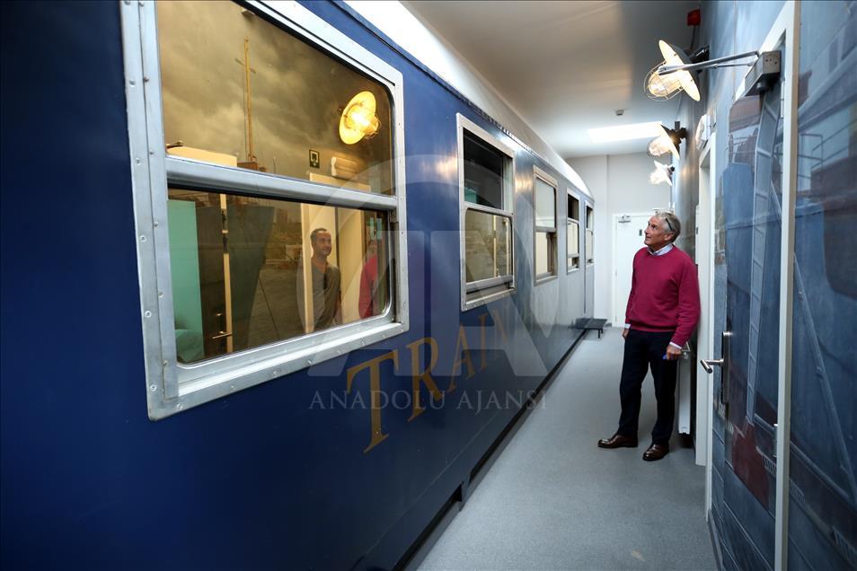 Nostaljik otelde gezginler tren vagonunda uyuyor