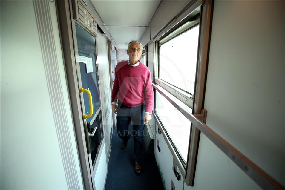 Nostaljik otelde gezginler tren vagonunda uyuyor