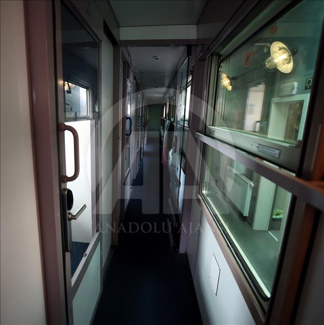 Nostaljik otelde gezginler tren vagonunda uyuyor