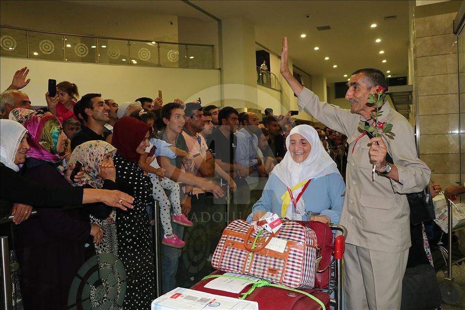 Diyarbakır'da ilk hac kafilesi güllerle karşılandı