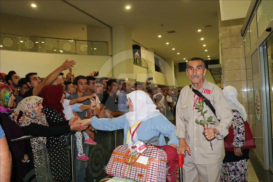 Diyarbakır'da ilk hac kafilesi güllerle karşılandı