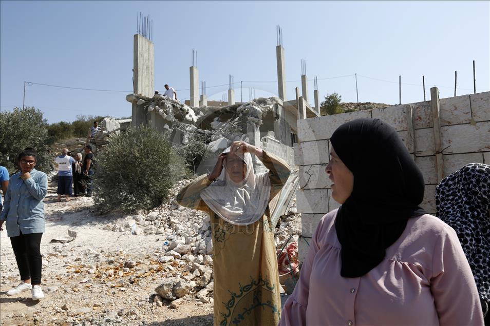 Israel bongkar bangunan milik warga Palestina